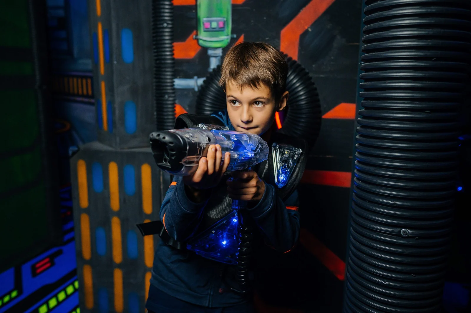 Ребёнок играет в лазертаг на арене LaserLand Казань