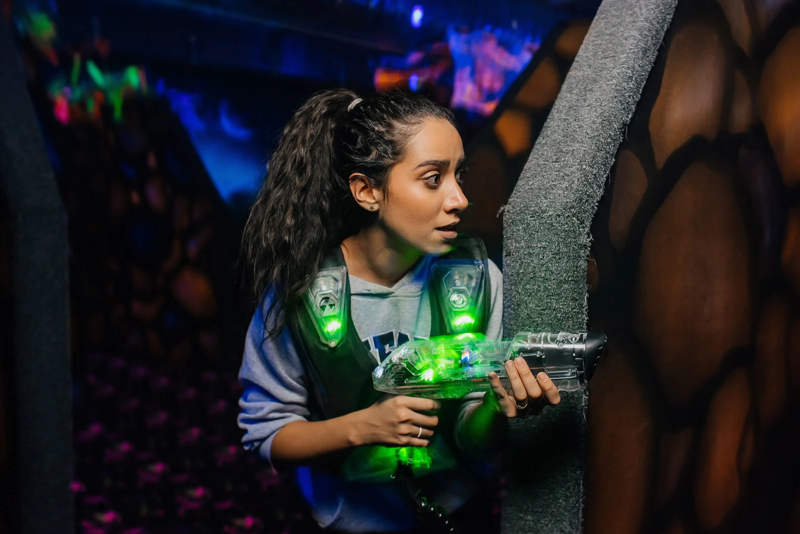 Ребёнок играет в лазертаг на арене LaserLand Казань