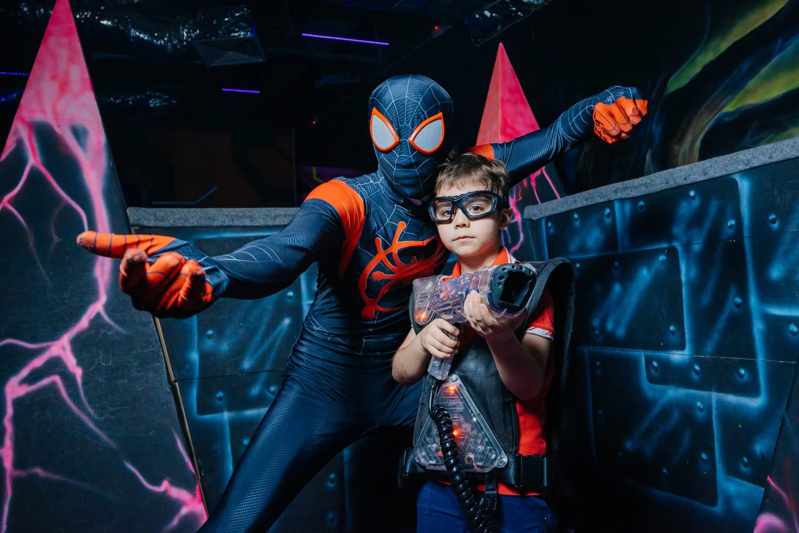 Ребёнок с аниматором и лазертаг-бластером в LaserLand Казань