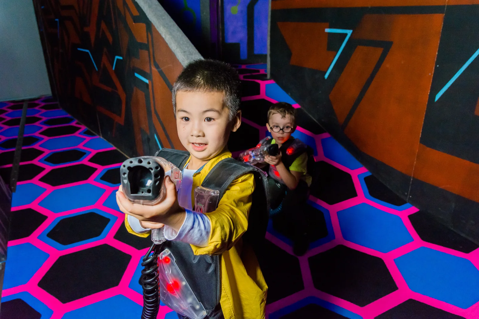 Юный участник на яркой арене в LaserLand Казань