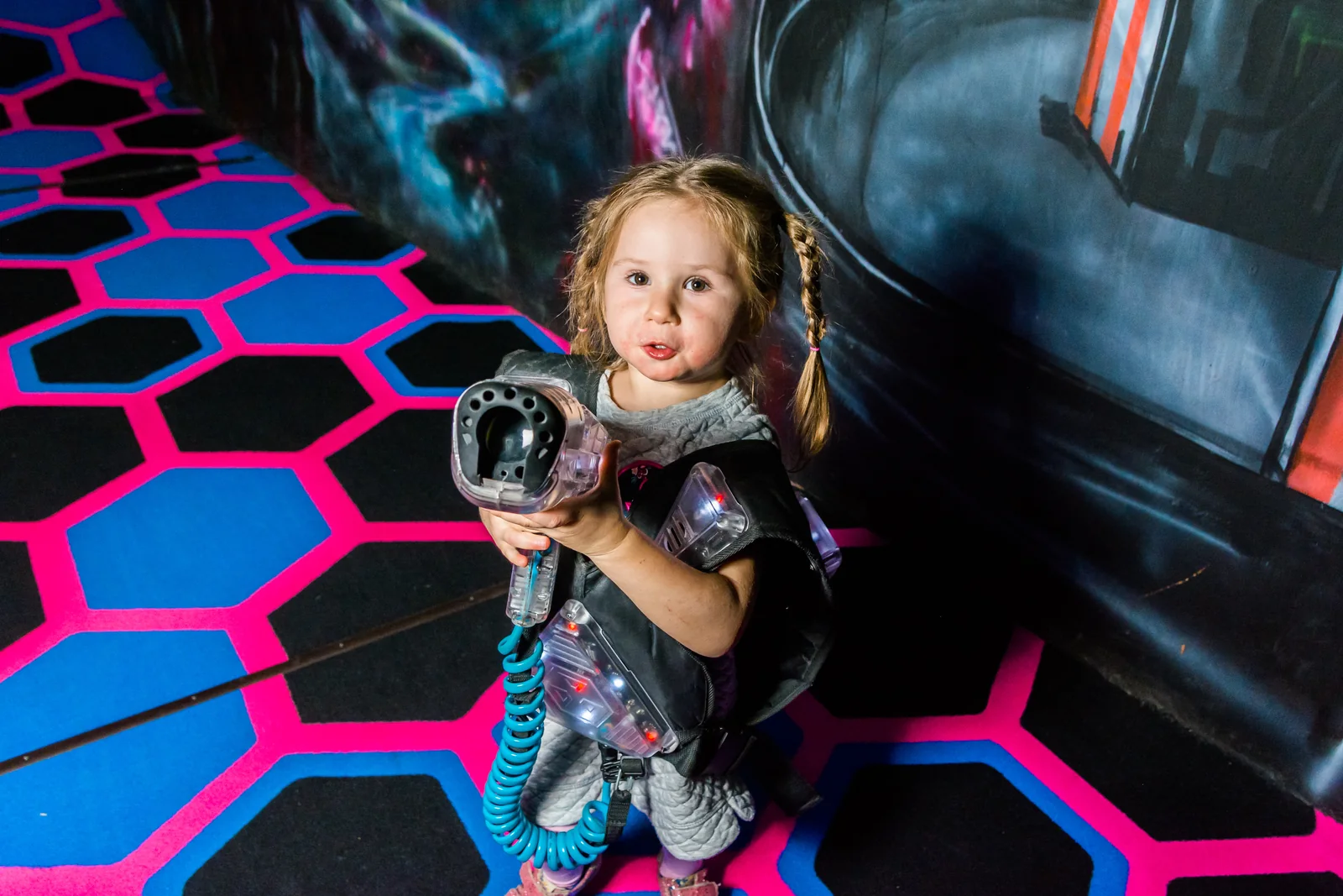 Девочка играет в лазертаг в LaserLand Казань