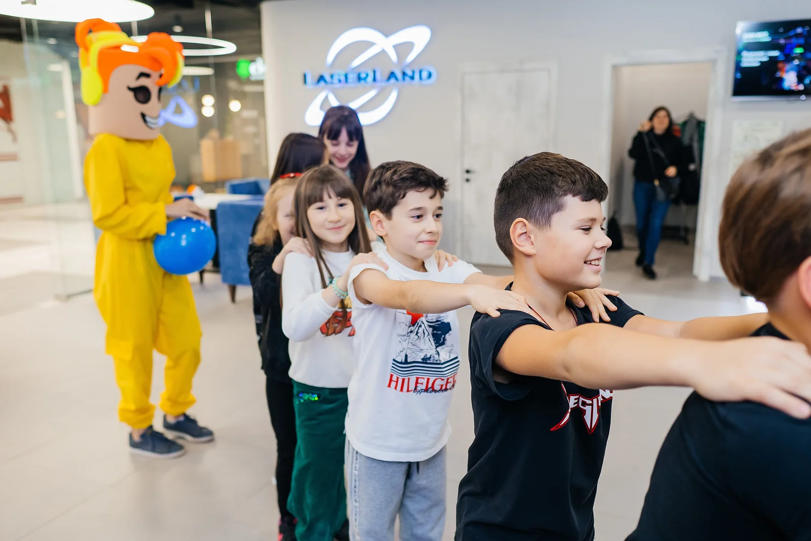 Дети включаются в движение вместе с ведущими в LaserLand Казань