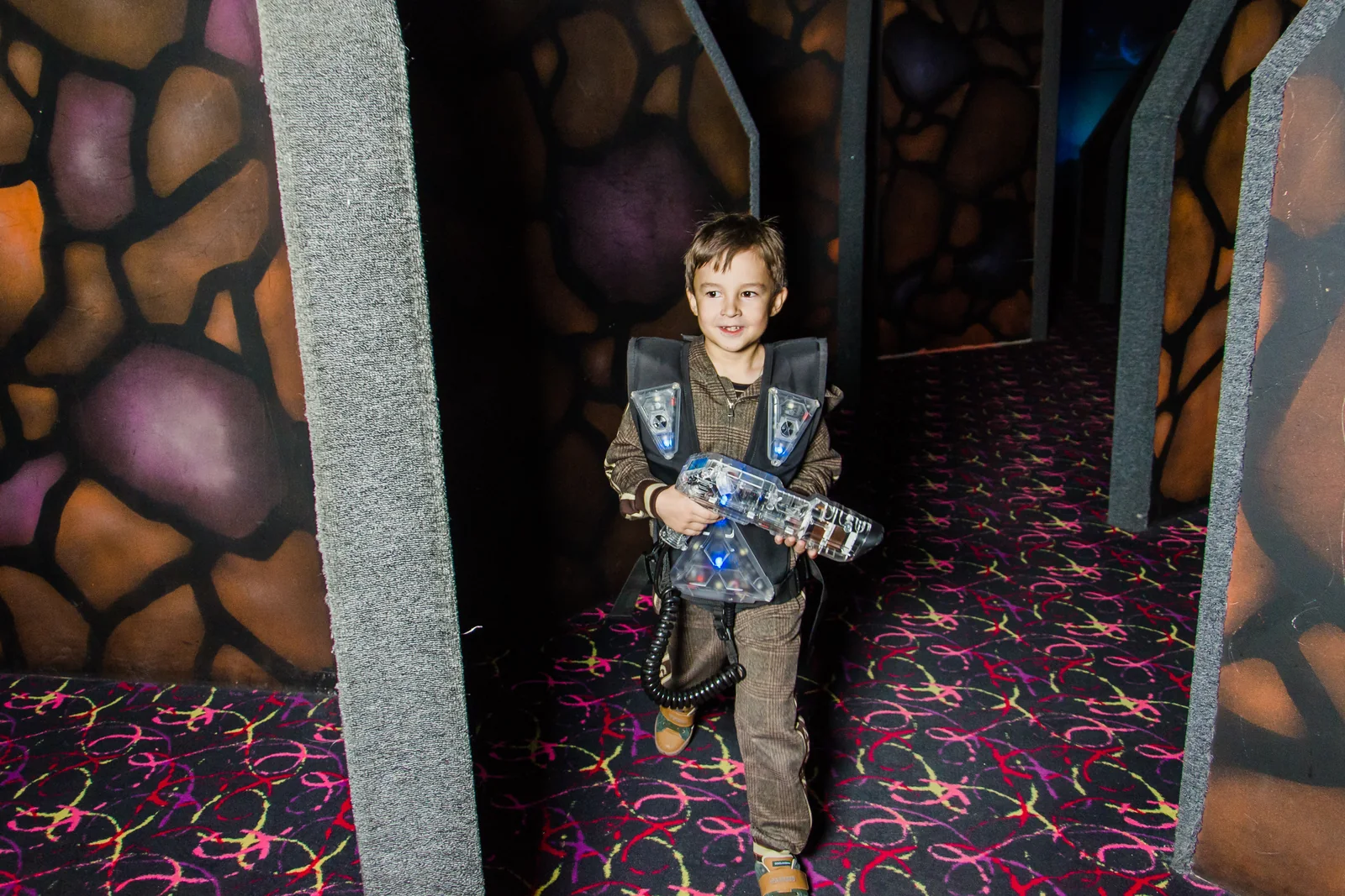 Ребёнок на игровой арене в LaserLand Казань