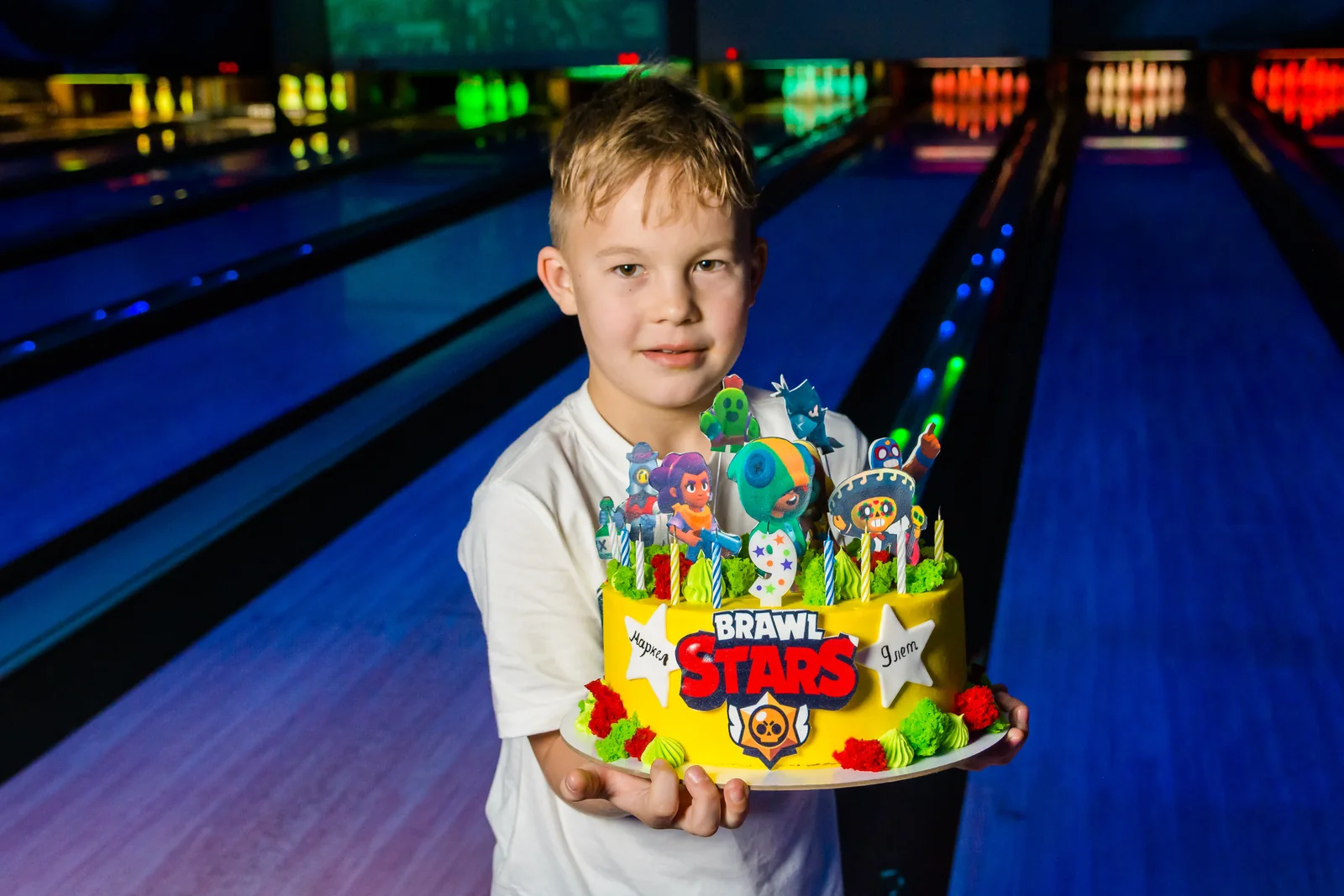 Именинник с тематическим тортом в LaserLand Казань