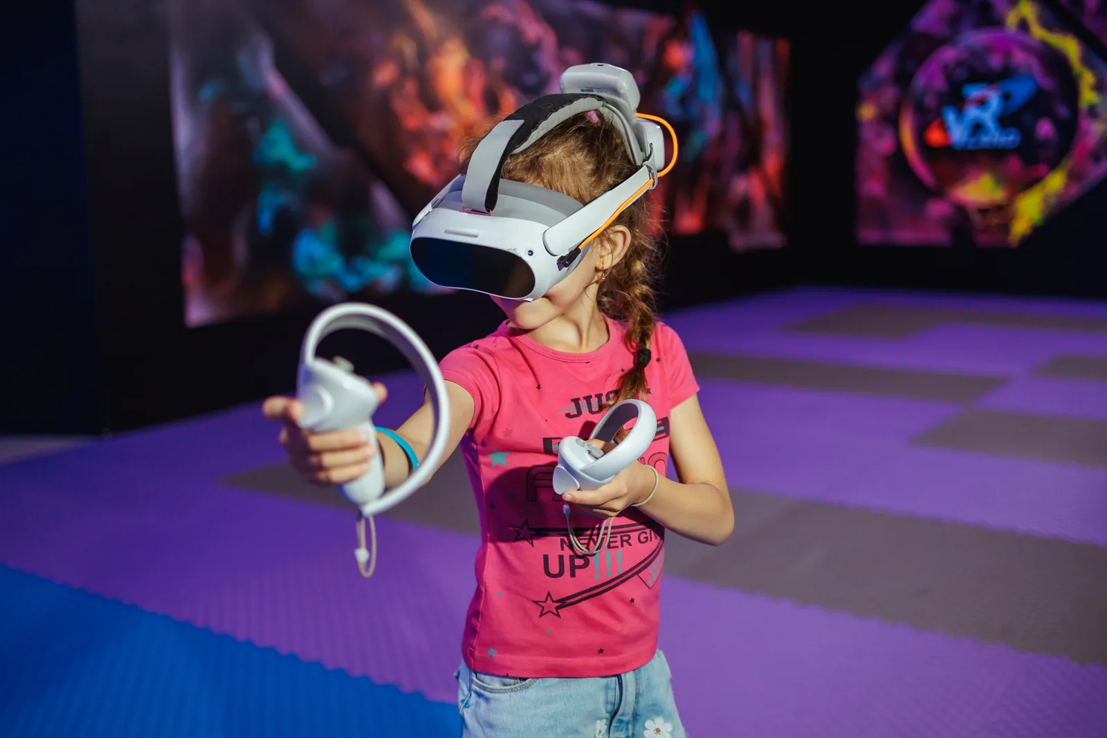 Девочка в VR-шлеме с контроллерами в LaserLand Казань