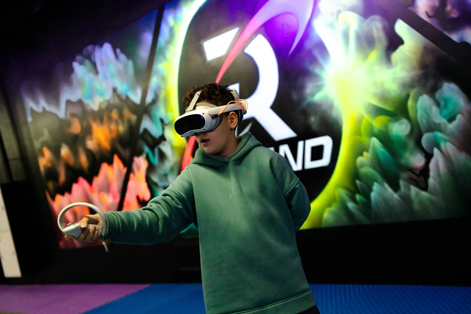 Участник в VR-шлеме в LaserLand Казань