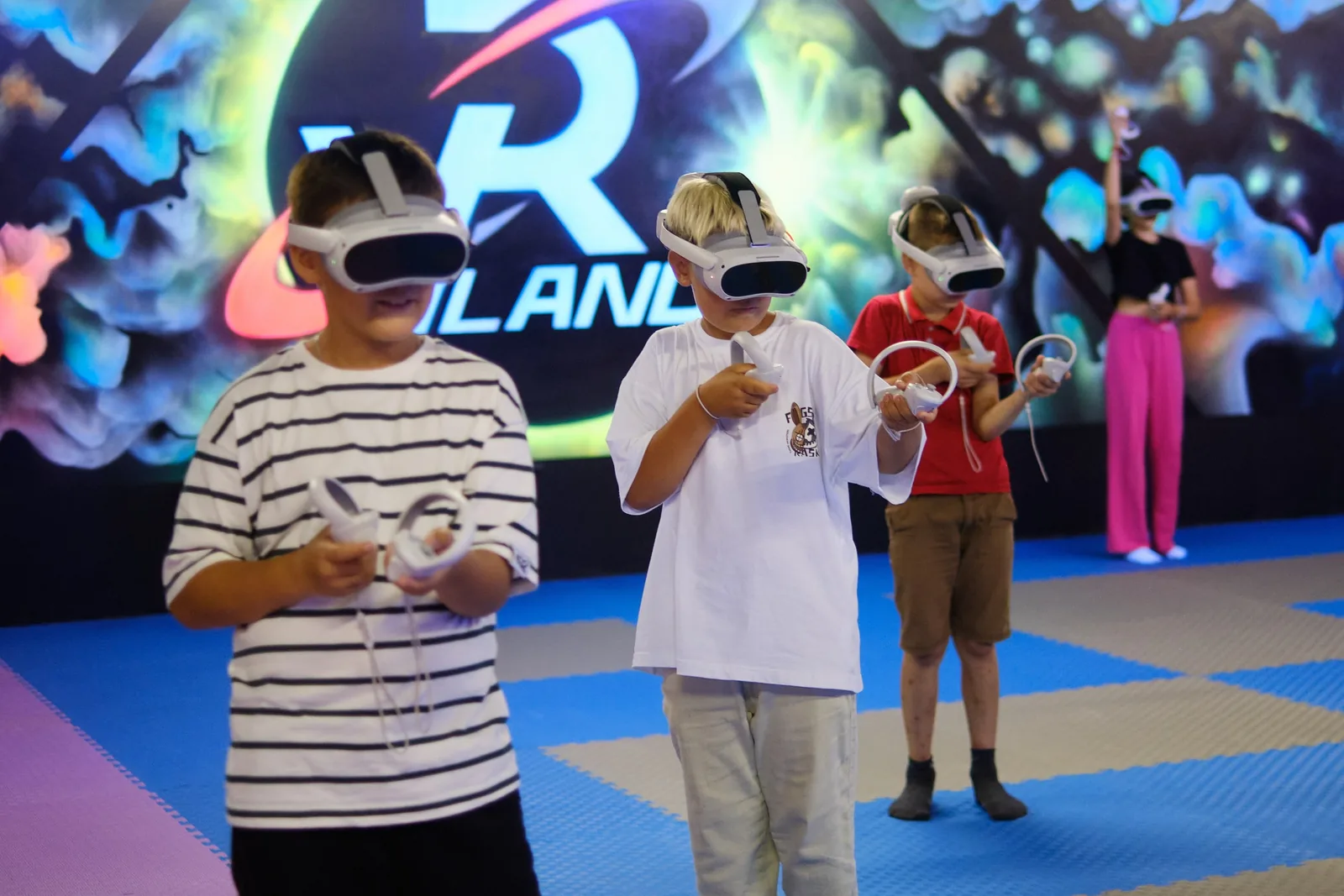 Группа участников играет в виртуальной реальности в LaserLand Казань